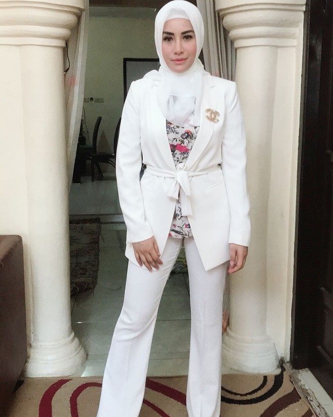 Setelan warna senada menjadi pilihan Shincta Bachir saat menghadiri acara silaturahmi warga. Padanan ini lebih mencuri atensi berkat blouse motif bunga sebagai dalaman, juga bros Chanel di dada. Foto: Dok. Instagram/Shinta Bachir