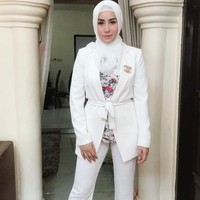 Setelan warna senada menjadi pilihan Shincta Bachir saat menghadiri acara silaturahmi warga. Padanan ini lebih mencuri atensi berkat blouse motif bunga sebagai dalaman, juga bros Chanel di dada. Foto: Dok. Instagram/Shinta Bachir