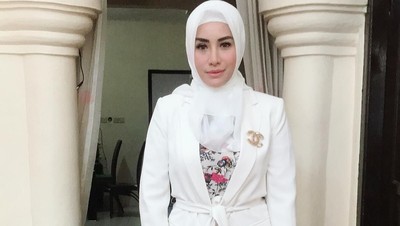 7 Gaya Hijab Glamor Shinta Bachir yang Baru Dilamar Anggota DPRD