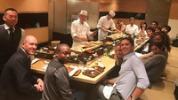 Mengajak rekan-rekannya untuk makan sushi khas Jepang, Naomi terlihat akrab ketika makan malam dengan hidangan dari sushi master. Foto: Instagram @naomiosakatennis