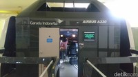 Jika seorang pilot ingin mengendalikan pesawat jenis lainnya harus melewati serangkaian tes dari awal lagi. Tampak luar simulator kapsul Airbus A330 (Masaul/detikTravel)