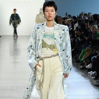 Rancangan Claudia mengedepankan kenyamanan serta keterpakaian sehingga praktis bagi para perempuan modern yang dinamis. Lantas muncul outerwear feminin dengan palet lembut, lalu celana lebar formal yang tetap chic bila dipadukan dengan kaus biasa atau blus. (Foto: Frazer Harrison/Getty Images)