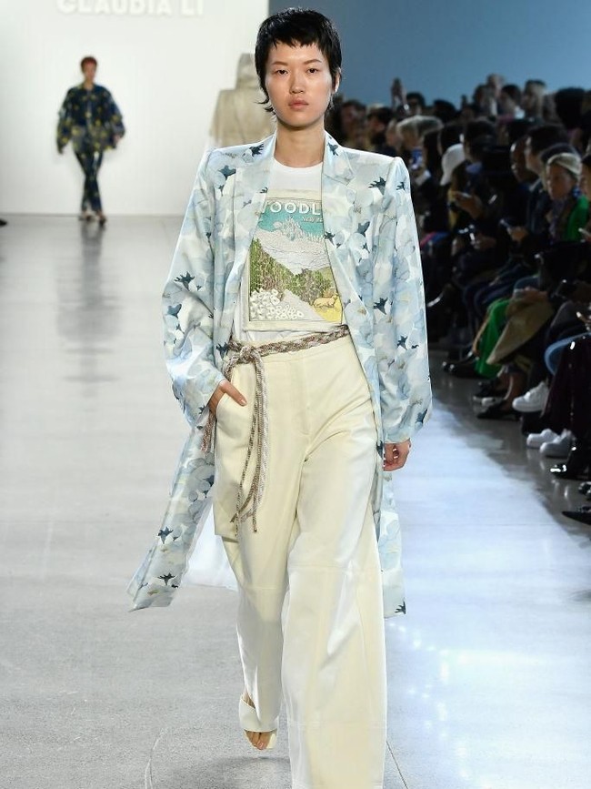 Rancangan Claudia mengedepankan kenyamanan serta keterpakaian sehingga praktis bagi para perempuan modern yang dinamis. Lantas muncul outerwear feminin dengan palet lembut, lalu celana lebar formal yang tetap chic bila dipadukan dengan kaus biasa atau blus. (Foto: Frazer Harrison/Getty Images)