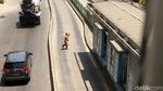Ogah Naik JPO, Warga Nekat Menyeberang di Jalan