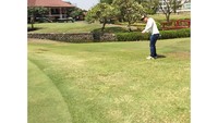 Kadang ia juga bermain golf, yang terbukti bagus meningkatkan fungsi kardiovaskular, otot, keseimbangan dan koordinasi tubuh. (Instagram @himawan_h)