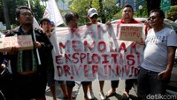 Massa memarkirkan mobilnya di jalan lalu berkumpul di mobil komando. Tak lupa mereka membawa berbagai poster dan spanduk berisi tuntutan dan aspirasi kepada perusahaan aplikator taksi online.