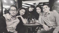 Duh begini gayanya saat hang out bersama teman-teman dan sang suami, Dimaz. Mereka terlihat serasi, kan? Foto: Instagram rianarizki