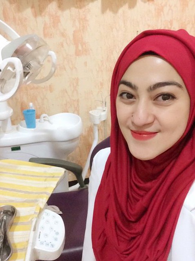 Sarah Gadrie yang menyukai gaya hijab dengan pashmina ini populer di Instagram dengan followers lebih dari 27 ribu. Tak jarang komentar di akun Instagramnya dihiasi netizen yang memuji kecantikan parasnya. Foto: Instagram@sarahgadrie