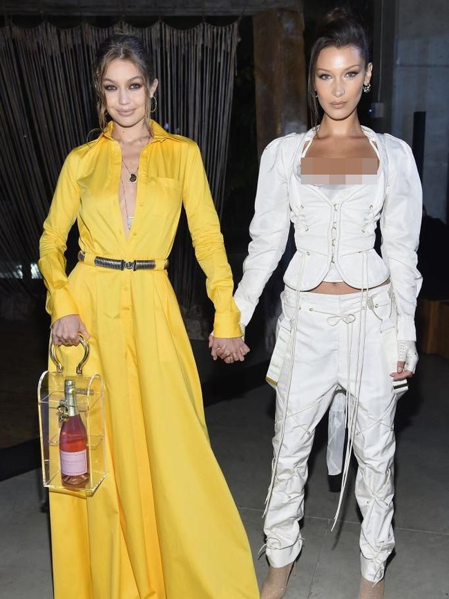 Sisters goal! Bella Hadid dan kakaknya, Gigi, muncul di pesta yang digelar Business of Fashion. Busana putih dengan atasan bergaya korset menjadi pilihannya.(Foto: Getty Images)