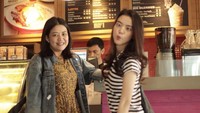 Saat memesan kopi di salah satu kedai kopi aja sempat-sempatnya berpose duck face. Sayangnya, wajah sang kakak yang fokus, wajah Riri justru blur. Kasian! Hihi Foto: Instagram rianarizki