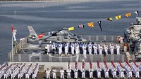 Acara tersebut juga diisi dengan parade defile dari gabungan satuan TNI AL.