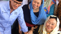 Saya juga dikasih oleh-oleh tempe yang tidak tipis seperti kartu ATM. Karena kebetulan lagi saum (puasa). sama-sama saum, ibu ini puasa terus dan saya kebetulan hari Senin puasa, dan nanti ini buat buka puasa, kata Sandiaga. Foto: Indra Komara/detikcom