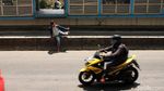 Ogah Naik JPO, Warga Nekat Menyeberang di Jalan