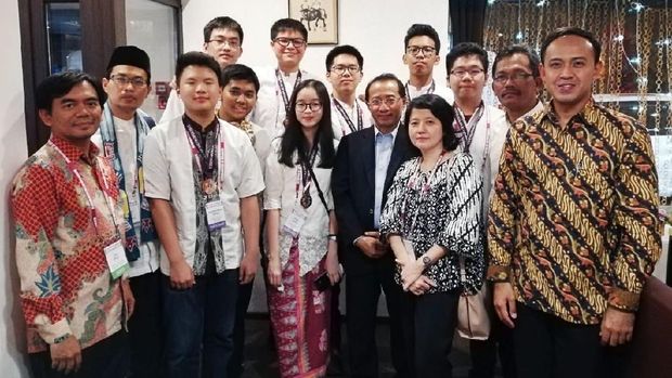 Dubes M Wahid Supriyadi bersama tim pelajar DKI Jakarta yang ikut serta pada Olimpiade Metropolis Ketiga di Moskow, 2-7 September 2018.