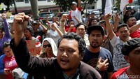 Massa juga menuntut pencabutan Peraturan Pemerintah PP 78/2015 tentang pengupahan.