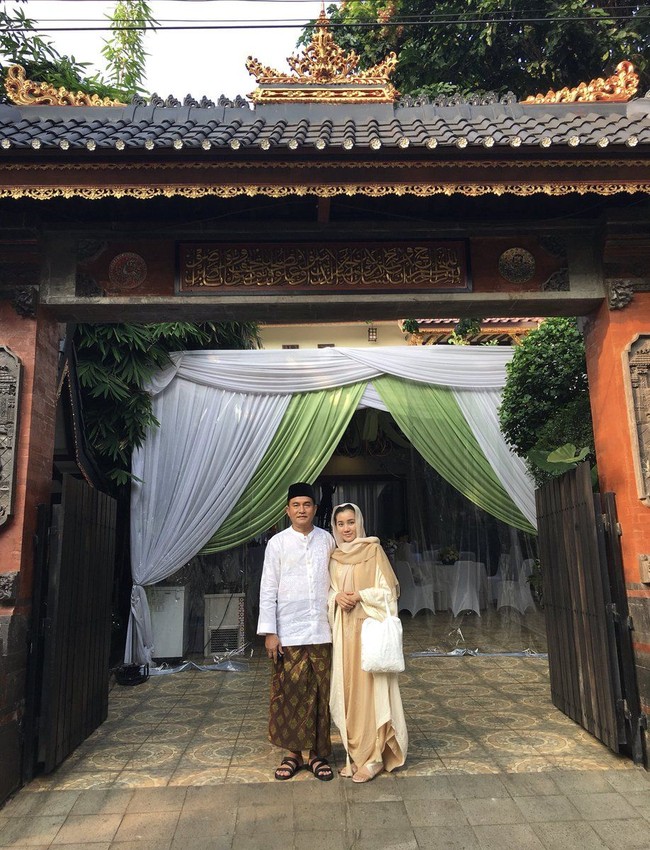 Rika Kato memiliki wajah cantik yang unik karena dia merupakan keturunan Jepang dan Filipina. Usianya kini 35 tahun, beda usia 27 tahun dengan Yusril Ihza Mahendra yang sekarang berumur 62 tahun. Foto: Twitter