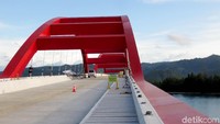Pantauan detikFinance di lokasi, Kamis (7/9/2019) lalu, pembangunan Jembatan Holtekamp masih terus dikerjakan. Untuk bentang utama sepanjang 732 meter sudah tersambung seluruhnya. Hanya ada beberapa bagian dasar pengecoran jembatan yang masih perlu dirapikan.