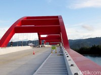 Jembatan Kebanggaan Jokowi di Papua Hampir Rampung