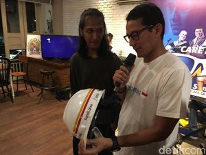 Helm Proyek LRT Sandiaga Laku Rp 15 Juta, Disumbangkan ke Lombok