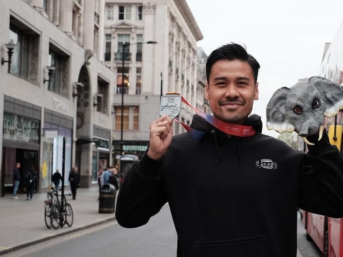 Chicco Jerikho Chicco Jerikho olahraga sampai basah berkeringat.