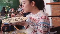  Riri merupakan adik dari Risa Saraswati, penulis novel Danur. Ia ternyata pencinta makanan enak alias tukang jajan, lho. Foto: Instagram rianarizki
