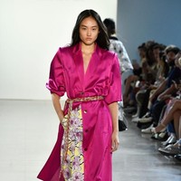 Teknik layering serta cutting yang kontemporer mempertegas garis desain Claudia yang kekinian. Dengan koleksi tersebut, Claudia menambah daftar desainer Asia yang patut diperhitungkan seperti Jason Wu, Alaxender Wang, dan Prabal Gurung. (Foto: Frazer Harrison/Getty Images)