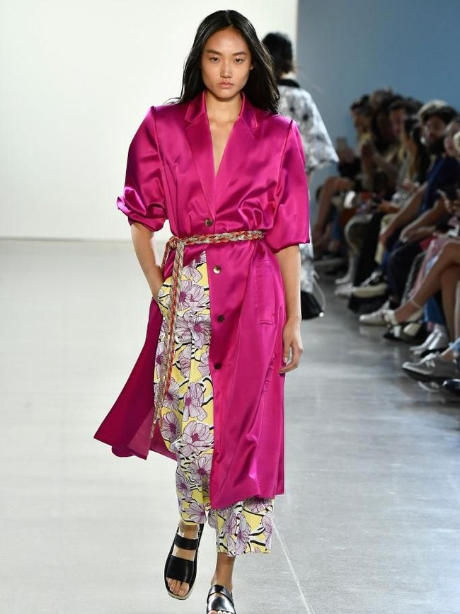 Teknik layering serta cutting yang kontemporer mempertegas garis desain Claudia yang kekinian. Dengan koleksi tersebut, Claudia menambah daftar desainer Asia yang patut diperhitungkan seperti Jason Wu, Alaxender Wang, dan Prabal Gurung. (Foto: Frazer Harrison/Getty Images)