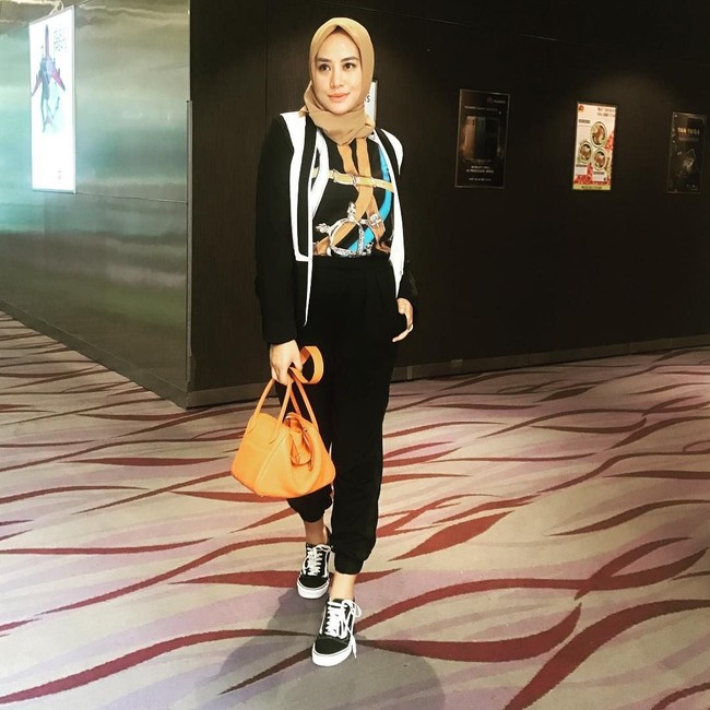 Gaya kasual ala Shinta Bachir, memadukan blouse penuh motif yang playful bersama busana berwarna monokrom. Foto: Dok. Instagram/Shinta Bachir