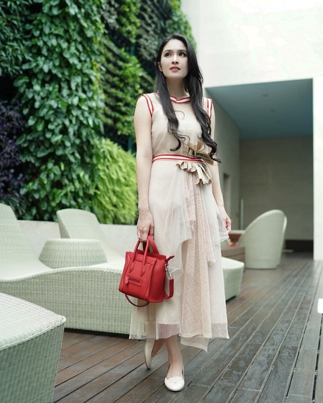 Sandra Dewi dinikahi pengusaha batu bara sukes Harvey Moeis, pada November 2016. Selalu tampil feminin, Sandra Dewi kerap melengkapi penampilannya dengan koleksi tas mewah. Mulai dari Hermes, Celine, Gucci hingga Chanel. Foto: Instagram