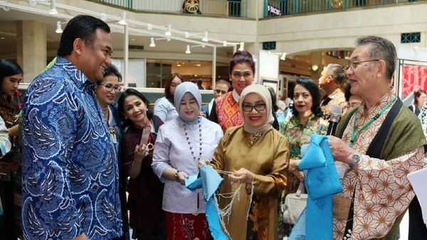 Mufidah Jusuf Kalla Tinjau Pameran Wastra Indonesia-Jepang