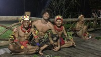 Dia juga mengabadikan momen dengan Suku Mentawai. (marlontx/Instagram)