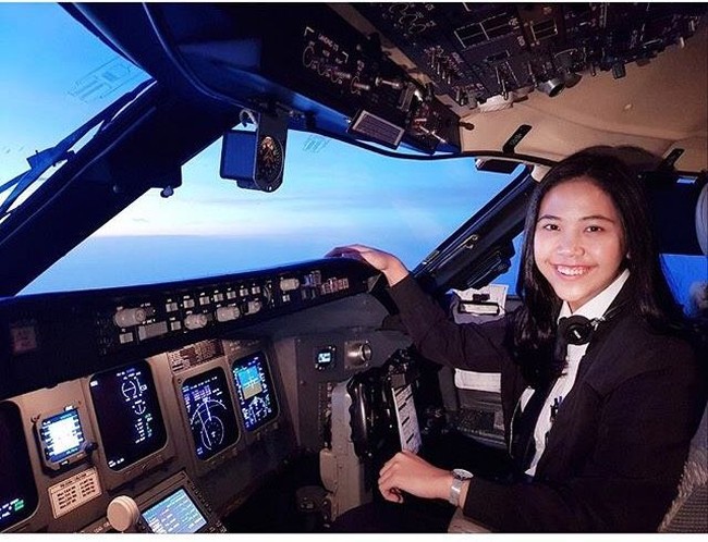 Penampilan memesona Tania dengan makeup natural. Foto: Instagram