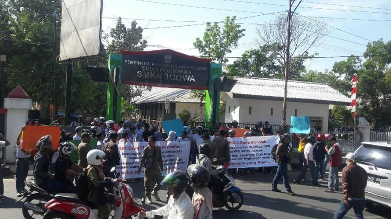Siswa SMKN 3 Gowa Demo Kepsek Tolak Pembangunan Gedung Siswa SMKN 3 Gowa Demo Kepsek Tolak Pembangunan Gedung
