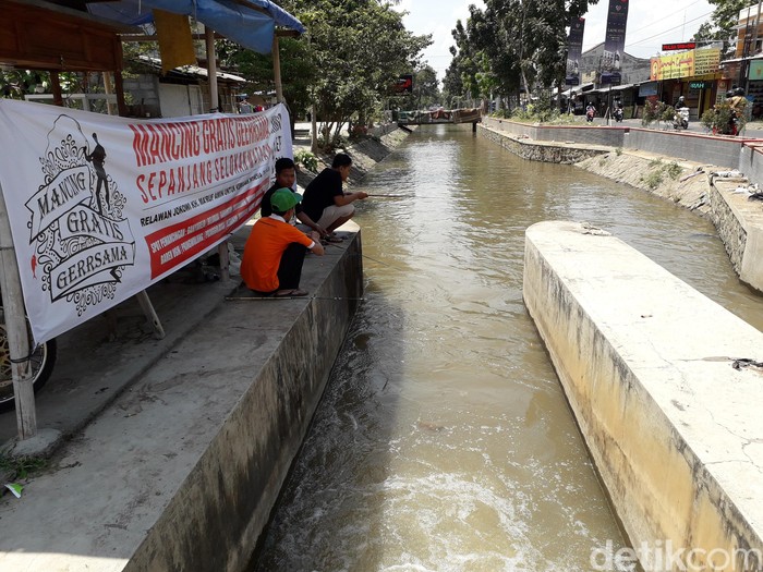 Pemancing di Selokan Mataram, Senin (10/9/2018).