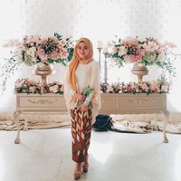 Meski kesibukannya terbilang sangat padat, tapi tak menghalangi Sarah untuk selalu tampil cantik dan modis di mana saja. Foto: Instagram@sarahgadrie