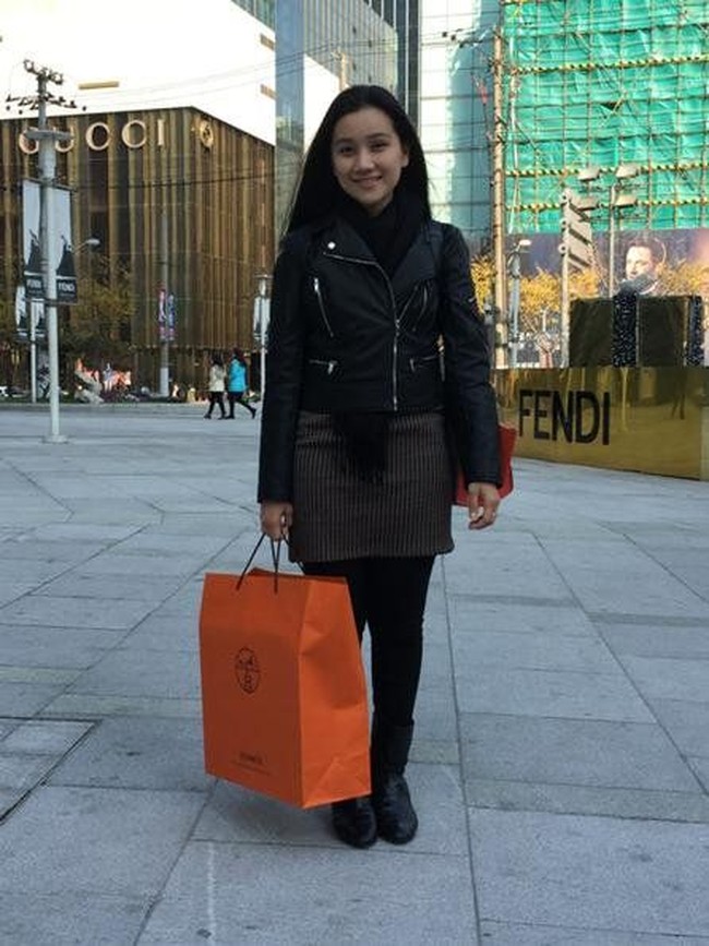 Kecantikan Rika Kato dari dulu hingga kini tetap menjadi atensi. Hal itu terlihat dari komentar netizen yang menghiasi halaman Twitter Yusril setelah pengacara dan pakar hukum itu mengunggah foto sang istri di Shanghai. Begitu cantiknya Rika, sampai ada pengguna Twitter yang bertanya apakaah Rika seorang artis. “Bukan, orang biasa aja, latar belakang pendidikan psikologi,” begitu jawab pria yang pernah menjabat sebagai Menteri Kehakiman dan Hak Asasi Manusia dan Menteri Sekretaris Negara. Foto: Twitter