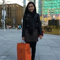 Kecantikan Rika Kato dari dulu hingga kini tetap menjadi atensi. Hal itu terlihat dari komentar netizen yang menghiasi halaman Twitter Yusril setelah pengacara dan pakar hukum itu mengunggah foto sang istri di Shanghai. Begitu cantiknya Rika, sampai ada pengguna Twitter yang bertanya apakaah Rika seorang artis. “Bukan, orang biasa aja, latar belakang pendidikan psikologi,” begitu jawab pria yang pernah menjabat sebagai Menteri Kehakiman dan Hak Asasi Manusia dan Menteri Sekretaris Negara. Foto: Twitter