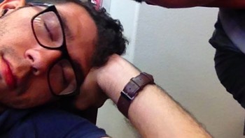 Saat tertidur di perpustakaan, ada orang asing selfie. Foto: boredpanda