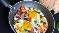 Sunny side up alias telor ceplok atau telor mata sapi atau telor goreng juga enak ditambah tomat, daun bawang dan daun daging asap. Foto : Instagram @chefintraining