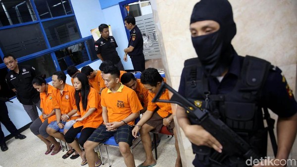 Polisi Bekuk 10 Penyelundup Narkoba via Paket Pos