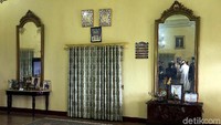 Keraton Kesultanan Ternate diketahui sebagai satu-satunya bangunan tradisional yang masih berdiri di Kota Ternate.
