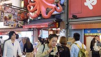  Begini nih gayanya saat melahap sajian berbahan dasar gurita di Jepang. Saking semangat nya makan, tulis Riri saat mengunggah foto makan sambil berdiri di depan outletnya langsung. Foto: Instagram rianarizki