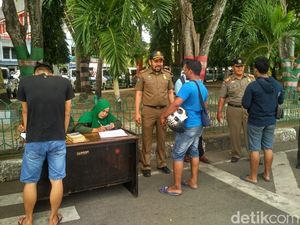 Pakai Celana Pendek di Depan Masjid Raya Aceh, 14 Pria Dirazia