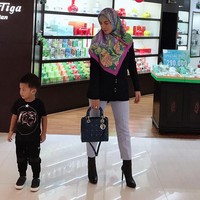 Tampil dengan busana basic, Shinta Bachir memberi sentuhan warna dengan scarf penuh motif sebagai hijab. Di sini, Shinta Bachir mengenakan tas Lady Dior. Foto: Dok. Instagram/Shinta Bachir