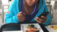 Sibuk bermain Pokemon, Naomi memilih menu makan siang yang sehat. Ada ikan salmon, dan sayuran brokoli rebus serta buah-buahan segar. Foto: Instagram @naomiosakatennis