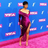 Sementara itu, Cardi menebar aura seksinya dengan gaun velvet fuschisa. Gaun karya Nicolas Jebran itu hadir dengan gaya off-shoulder yang mengumbar area bahu dan dada pelantun Bodak Yellow itu. (Foto: Getty Images)