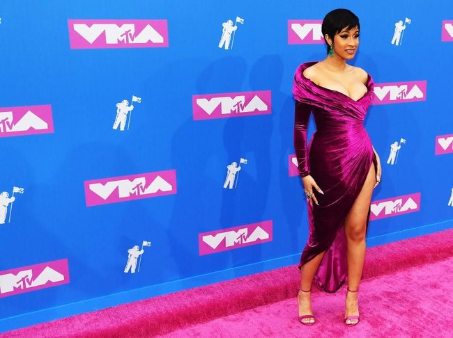 Sementara itu, Cardi menebar aura seksinya dengan gaun velvet fuschisa. Gaun karya Nicolas Jebran itu hadir dengan gaya off-shoulder yang mengumbar area bahu dan dada pelantun Bodak Yellow itu. (Foto: Getty Images)