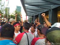 Sempat Ricuh, Massa yang Demo Kantor Grab Belum Bubar
