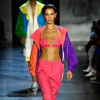 Di fashion show Prabal Gurung, ia mendapat mandat memeragakan busana sporty yang mempertegas keseksiannya. (Foto: Getty Images)
