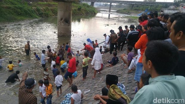 Kirab Budaya dan Lepas Ikan  di Malam Suro  Tugu Suharto 